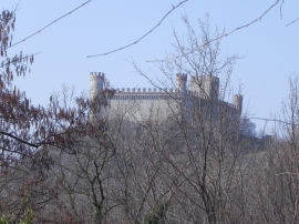 Panorama sul castello di Montalto Dora, scendendo ai bordi del Lago Pistono (31692 bytes)